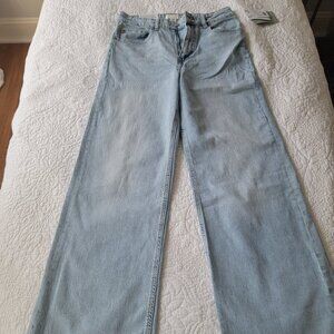 High-wasted wide-legged jeans